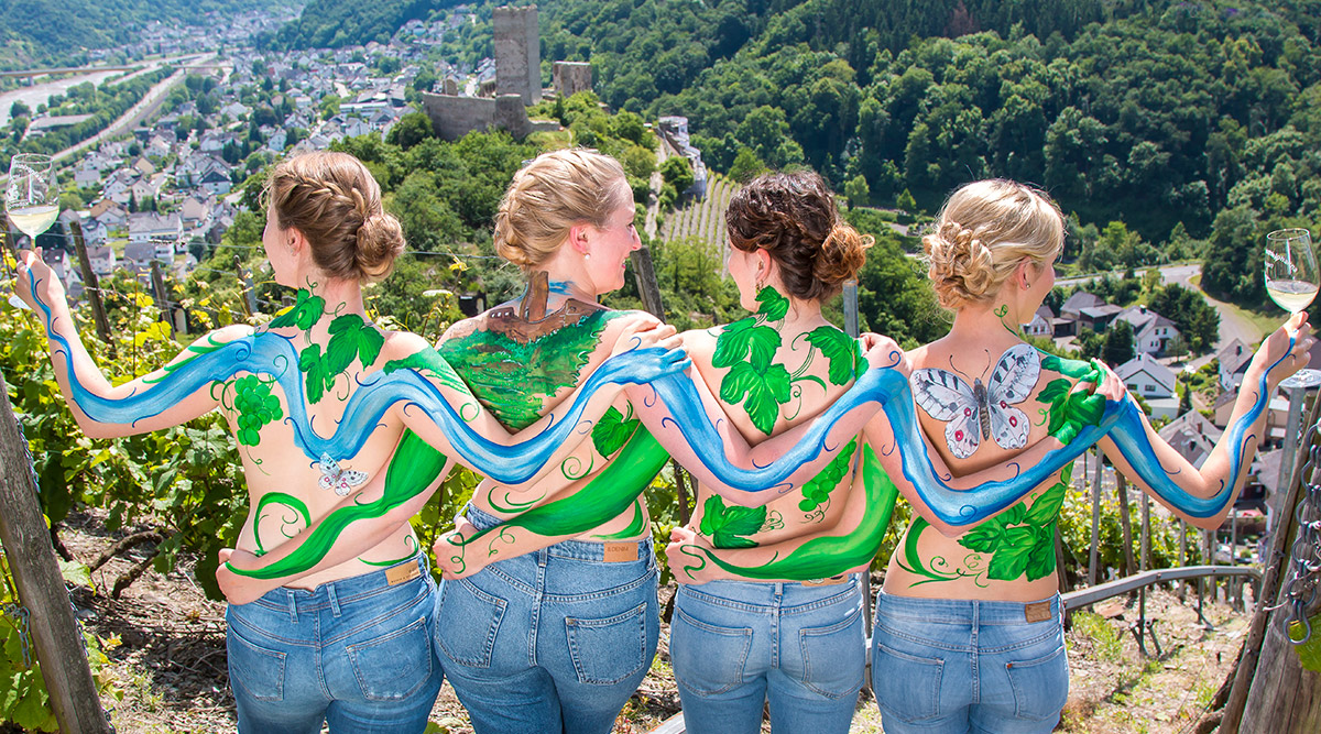 Bodypainting mit Weinmajestäten