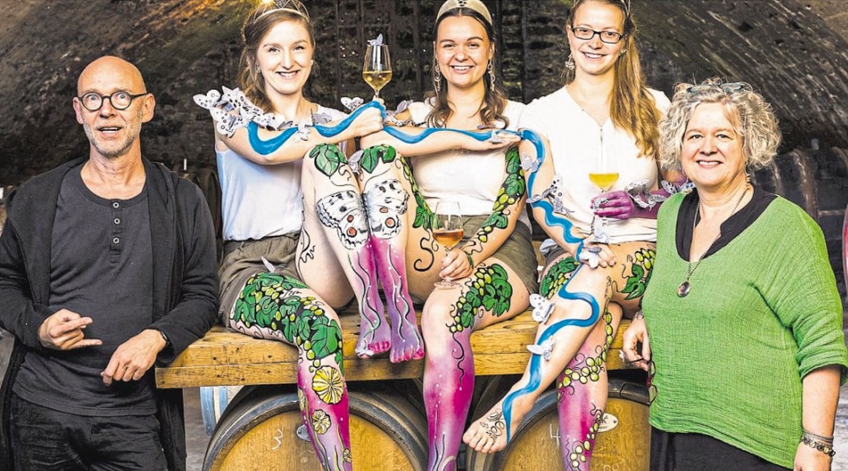 Ein Mosel-Apollo auf zwei Unterschenkel, dazu Ranken, Reben und die Farbpracht der Mosel: Petra Müller (rechts) hat dies mit Fotograf Kay Myller und den Moselweinmajestäten (von links) Kirsten Urban, Sarah Röhl und Jacqueline Krause in Bodypaint dargestellt. Foto: privat 